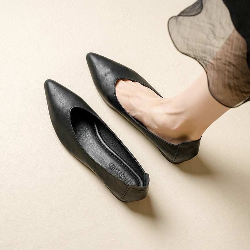 Soft leather grandma shoes with thick heels and pointed toes, women's mid-heel single shoes, new style for 2024, suitable for spring and autumn, versatile soft leather shallow-mouth high heels.