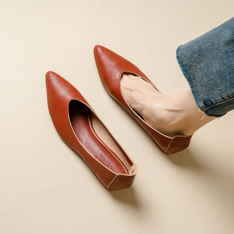 Soft leather grandma shoes with thick heels and pointed toes, women's mid-heel single shoes, new style for 2024, suitable for spring and autumn, versatile soft leather shallow-mouth high heels.