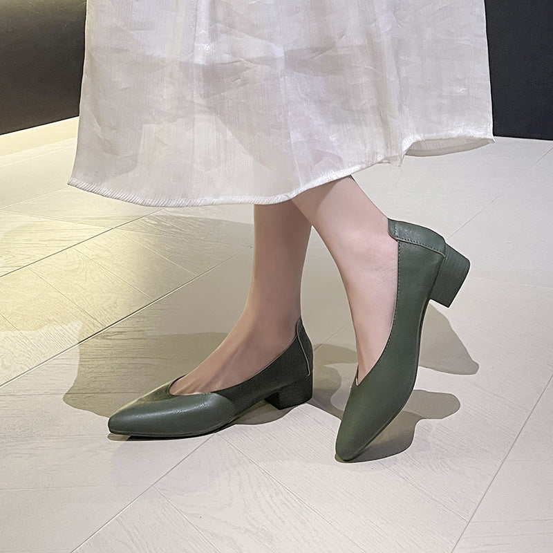 Soft leather grandma shoes with thick heels and pointed toes, women's mid-heel single shoes, new style for 2024, suitable for spring and autumn, versatile soft leather shallow-mouth high heels.