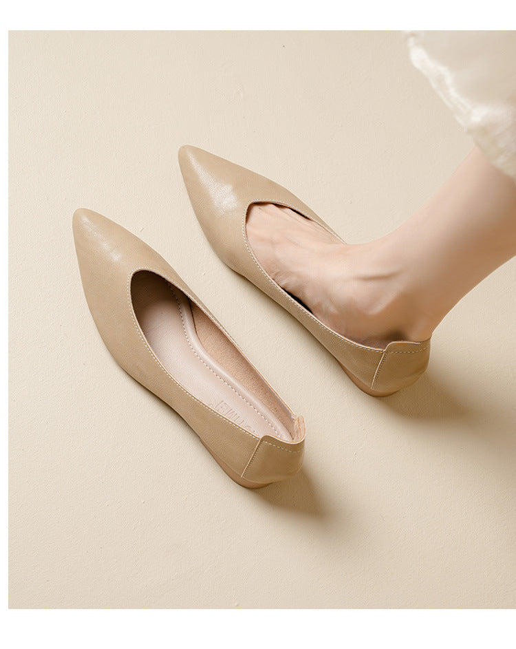 Soft leather grandma shoes with thick heels and pointed toes, women's mid-heel single shoes, new style for 2024, suitable for spring and autumn, versatile soft leather shallow-mouth high heels.