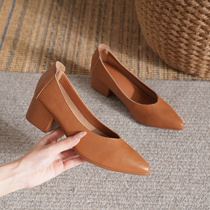 Soft leather grandma shoes with thick heels and pointed toes, women's mid-heel single shoes, new style for 2024, suitable for spring and autumn, versatile soft leather shallow-mouth high heels.
