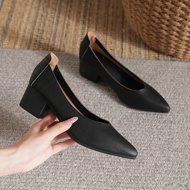 Soft leather grandma shoes with thick heels and pointed toes, women's mid-heel single shoes, new style for 2024, suitable for spring and autumn, versatile soft leather shallow-mouth high heels.