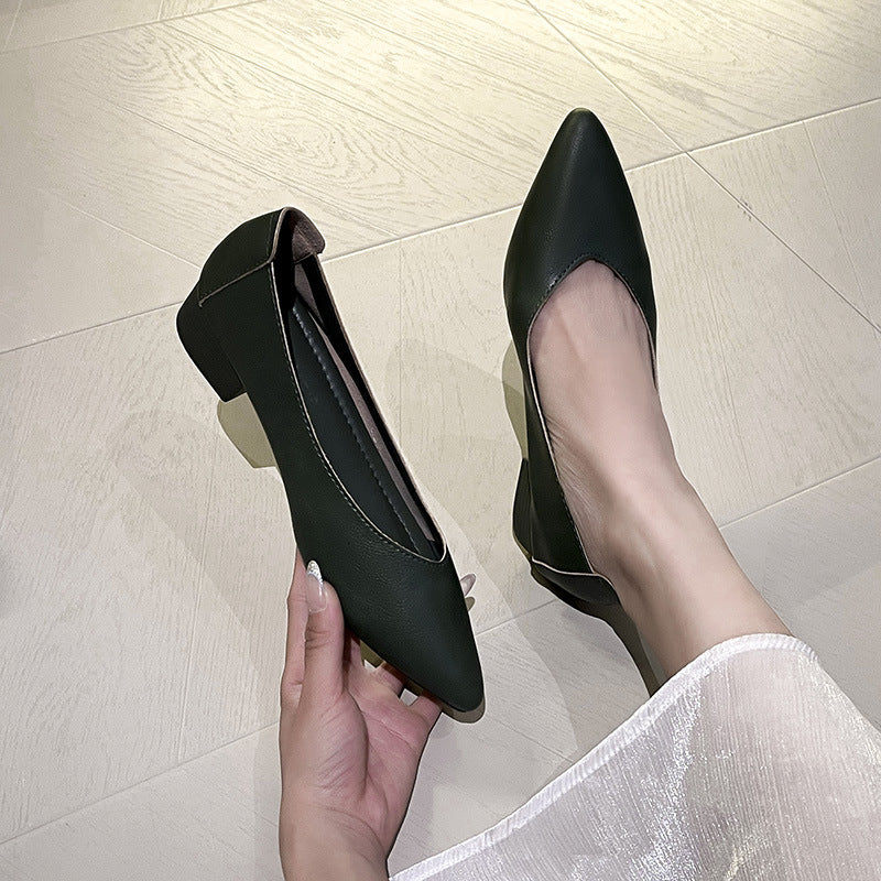 Soft leather grandma shoes with thick heels and pointed toes, women's mid-heel single shoes, new style for 2024, suitable for spring and autumn, versatile soft leather shallow-mouth high heels.