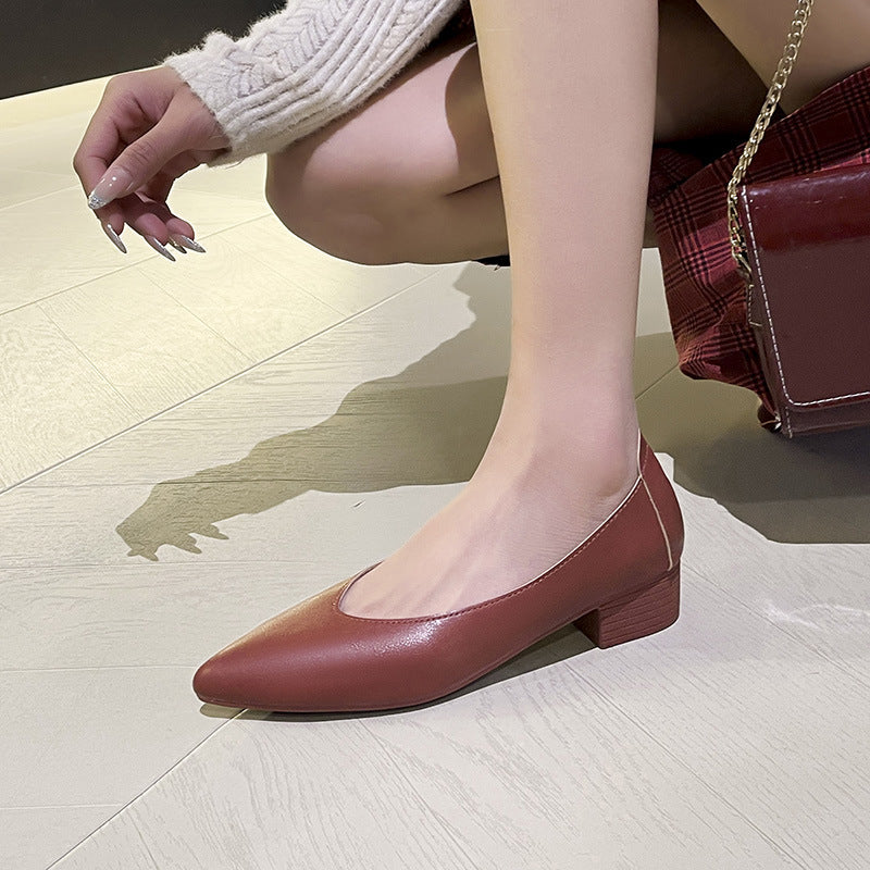 Soft leather grandma shoes with thick heels and pointed toes, women's mid-heel single shoes, new style for 2024, suitable for spring and autumn, versatile soft leather shallow-mouth high heels.