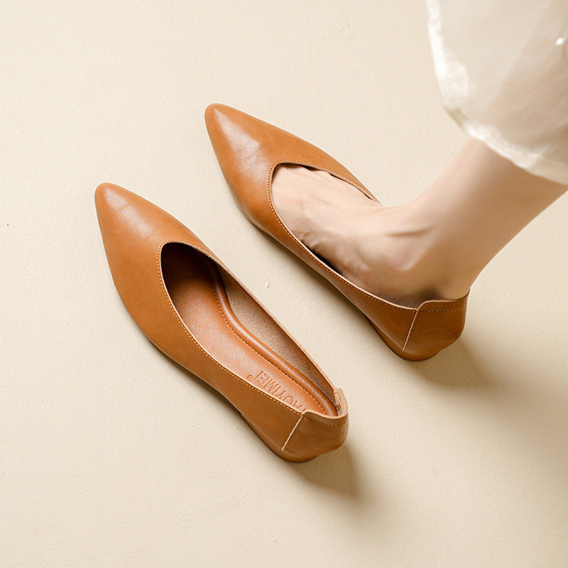 Soft leather grandma shoes with thick heels and pointed toes, women's mid-heel single shoes, new style for 2024, suitable for spring and autumn, versatile soft leather shallow-mouth high heels.