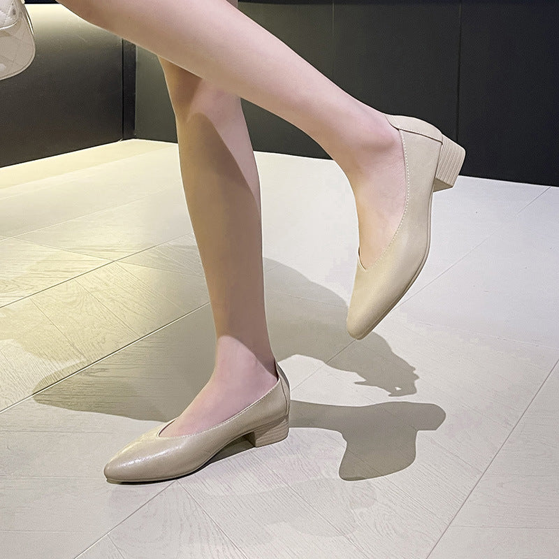 Soft leather grandma shoes with thick heels and pointed toes, women's mid-heel single shoes, new style for 2024, suitable for spring and autumn, versatile soft leather shallow-mouth high heels.