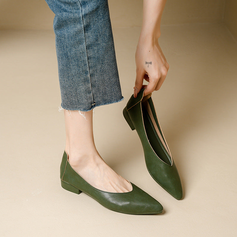 Soft leather grandma shoes with thick heels and pointed toes, women's mid-heel single shoes, new style for 2024, suitable for spring and autumn, versatile soft leather shallow-mouth high heels.