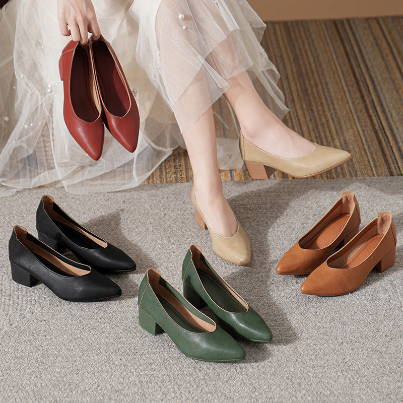 Soft leather grandma shoes with thick heels and pointed toes, women's mid-heel single shoes, new style for 2024, suitable for spring and autumn, versatile soft leather shallow-mouth high heels.