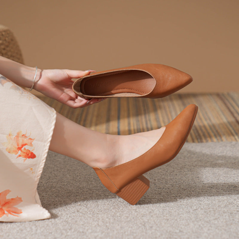 Soft leather grandma shoes with thick heels and pointed toes, women's mid-heel single shoes, new style for 2024, suitable for spring and autumn, versatile soft leather shallow-mouth high heels.